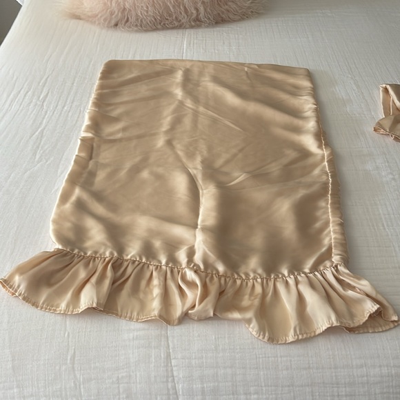 2 sets! One ruffled - One zippered silk queen pillowcases. NWOT - Picture 4 of 4